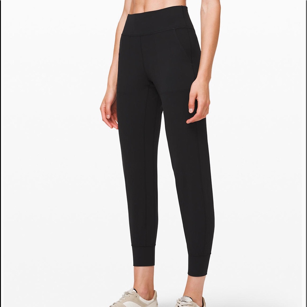 LuLuLemon jogger style pants 7/8 length size 6
